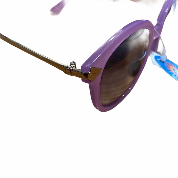 Sunglasses comes with hard case 2 for $30 100% UV Protection. - Picture 2 of 6
